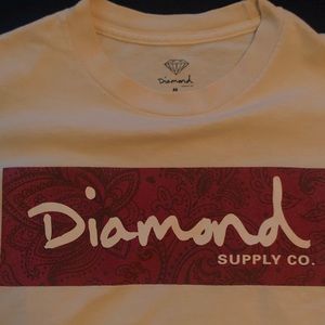 Diamond cream/maroon medium sized tee
